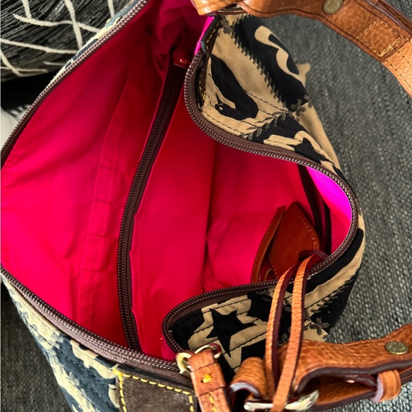 Dooney and Bourke Large Erica tote. New without tags. - Picture 4 of 4